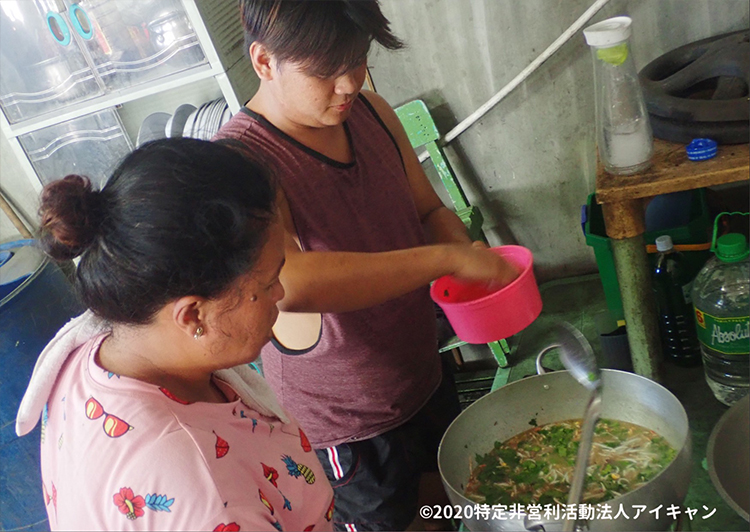 栄養価の高い食事を料理する地域住民