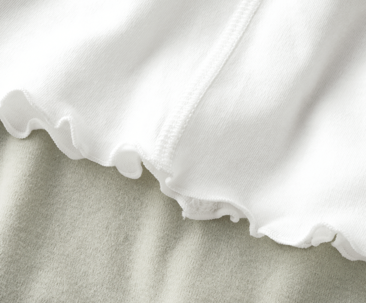 なめらかな肌ざわりがぜいたくな、超長綿10%入りの綿・シルク混のスムース素材。
