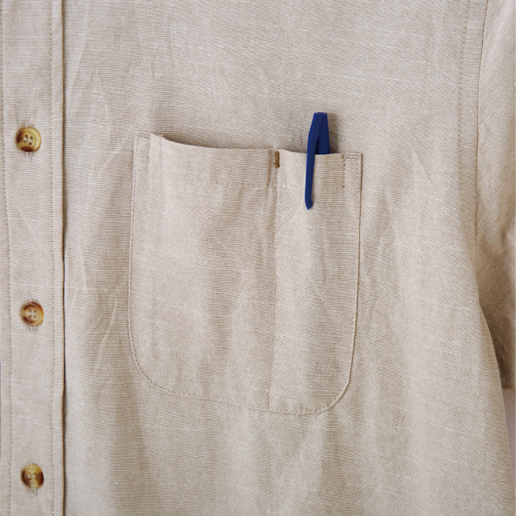 胸ポケットには、ペンが挿しやすい仕切り付き。
