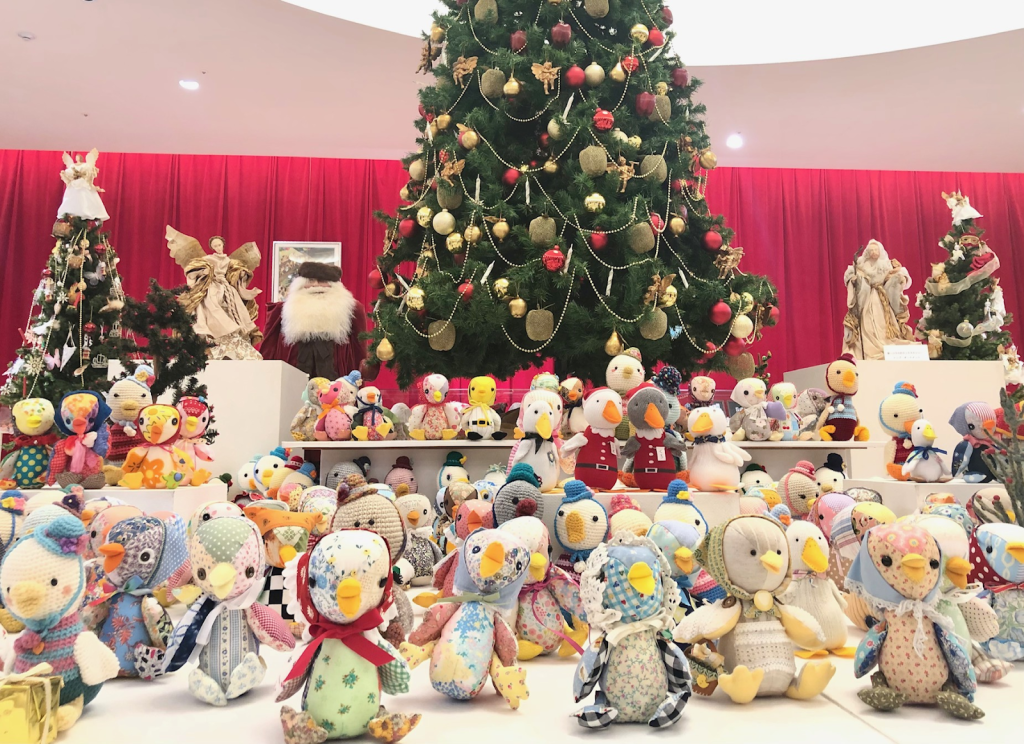 神戸ファッション美術館で行われた「フェリシモクリスマスアーカイブスコレクション展とハッピートイズおひろめ展示」。個性豊かなアヒルちゃんたちが集合。