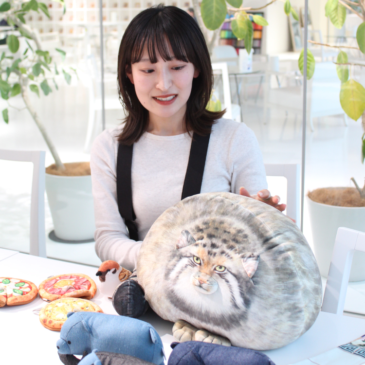 「マヌルネコに初めて出会ったのは動物園」と、楽しそうに語る山川さん。