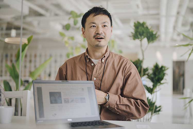 商品のラインナップについて話す矢野さん
