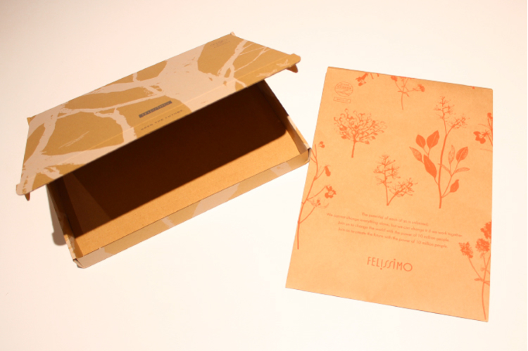 左がM1サイズの箱で、右が2023年に完成したお届け袋。