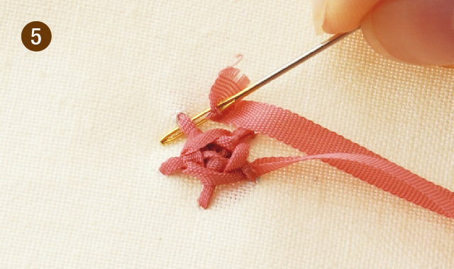 リボン刺繍のやり方 初心者向け薔薇の刺し方を紹介 クチュリエブログ