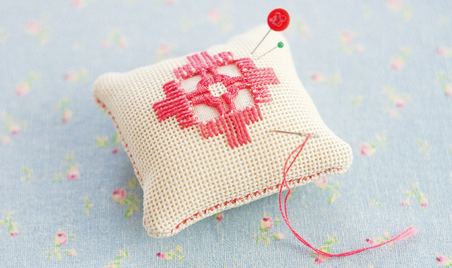 ハーダンガー刺繍　ピンクッション