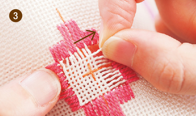 ハーダンガー刺繍　織り糸をカットして抜きます　手順③