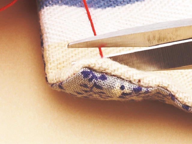 コの字とじ をすっきり仕上げる方法 角をきれいに出す縫い方もご紹介 クチュリエブログ