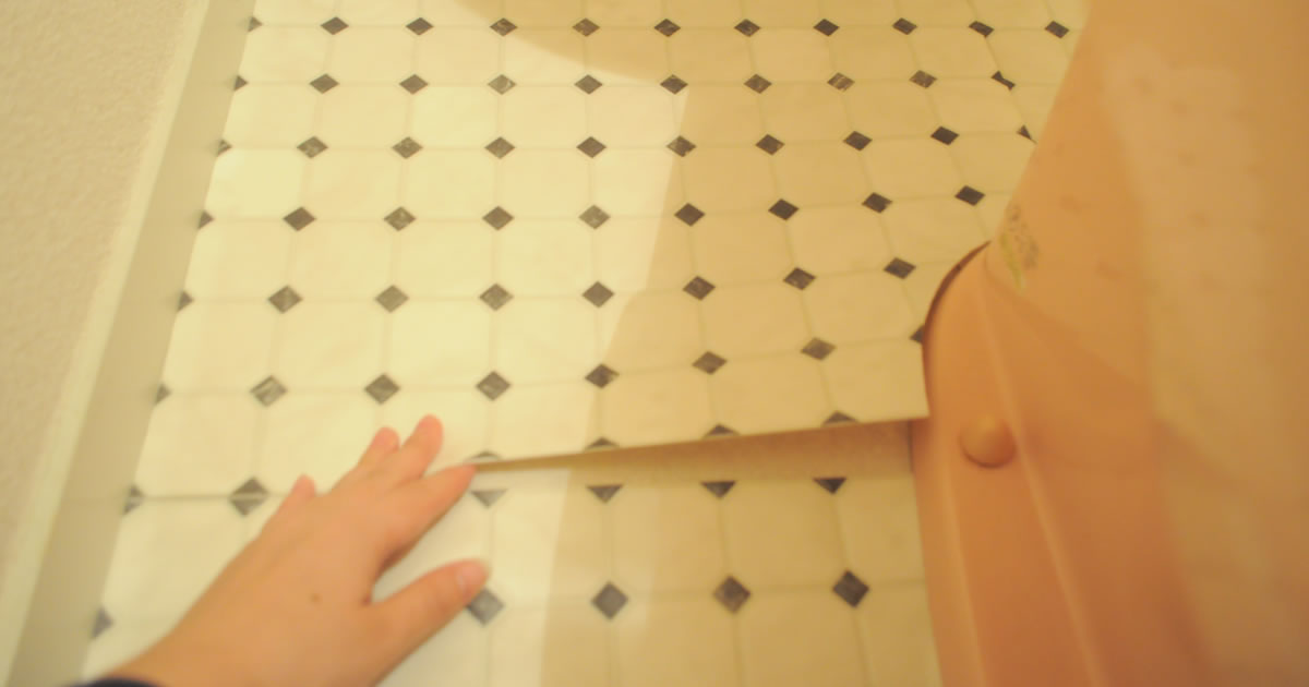 トイレの床にタイルシートを貼るだけ 簡単リメイクdiyでトイレのおしゃれ度upする方法 フェリシモ女子diy部ブログ
