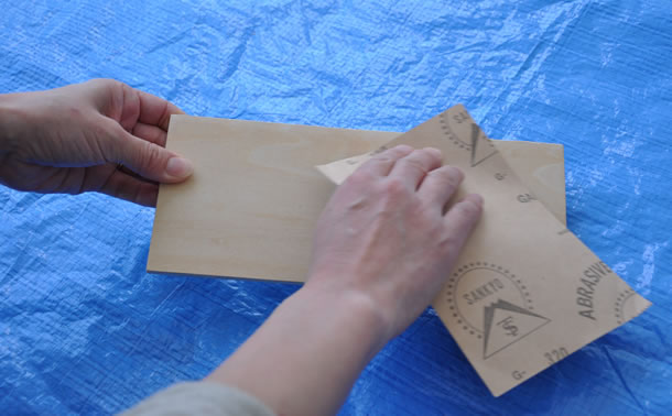 木の表面を軽くやすり掛け