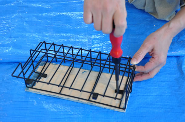 裏からねじ留めしていきます