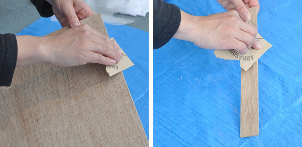ベニヤ板の表面を紙やすりで整えます