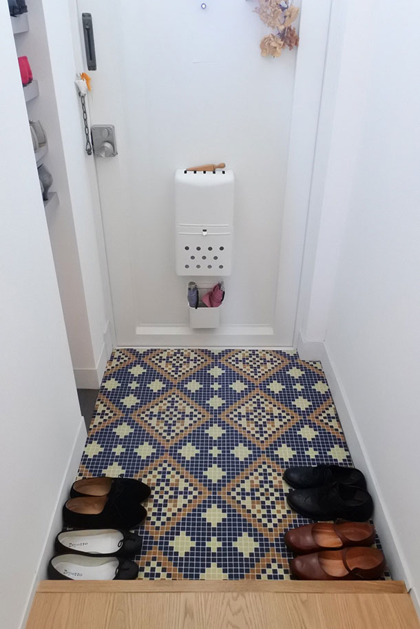 モザイクタイル風シートで汚れの気になる玄関の床をイメチェン フェリシモ女子diy部ブログ