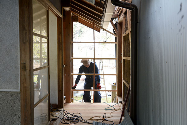 壁を作るため、木の骨組みも建てていきます