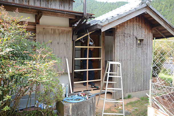 壁を作るため、木の骨組みも建てていきます