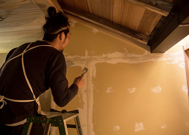 パテを埋めてヤスリかけて、ペンキを塗らない床や天井の際など養生・マスキングしてからやっとペンキを塗れるようになります