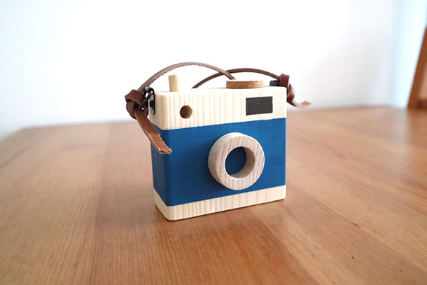 木製のおもちゃカメラ