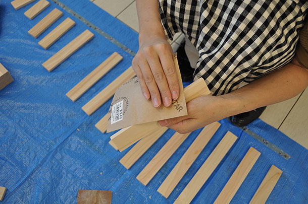木材のケバを紙やすりで削ります
