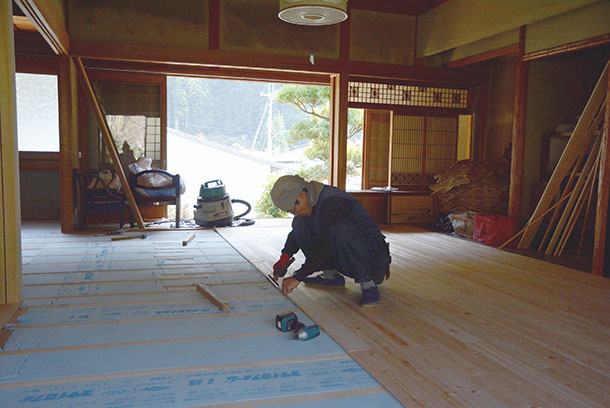 固定するために穴をあけて釘を打っていきます