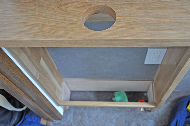 カウンターの下、手洗い器が設置される下に、収納棚の側面が付いていきます