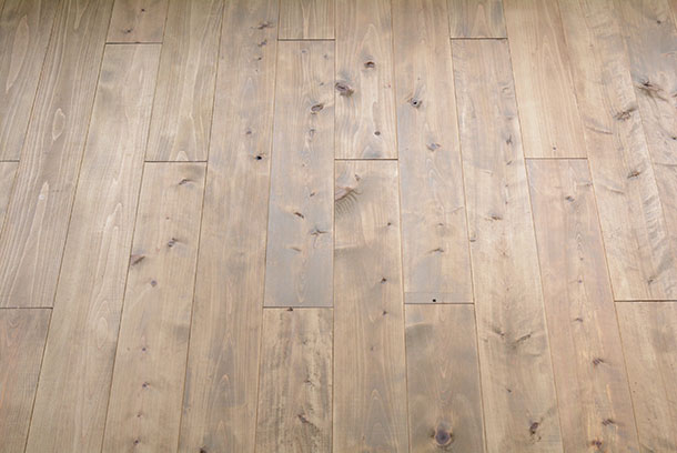 リビングの床はフローリング材の長さが一定ではない「乱尺張り」で、オイル塗料のオーク色