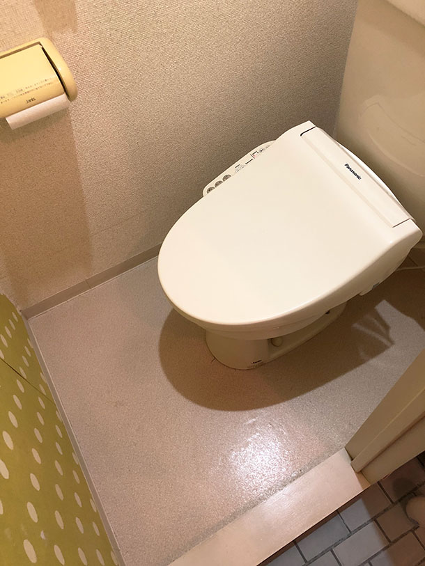 シートを貼る前のトイレ