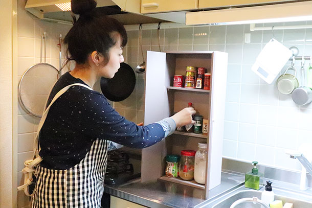 今回はタバスコなどの背が高い調味料もしまえるように、棚板の高さを決めるときにすこし余裕をもたせました