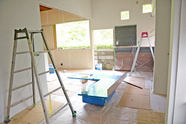 今回はレンジフードの取り付けや棚などキッチン・ダイニングまわりのこまかな造作をしていきます