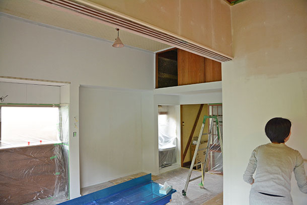 前回はキッチン・ダイニングの壁と天井を一部白いペンキで仕上げました