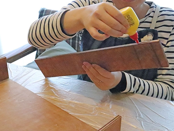 しっかりと塗りたくった木材を接着剤を使って箱型に組み上げていきます
