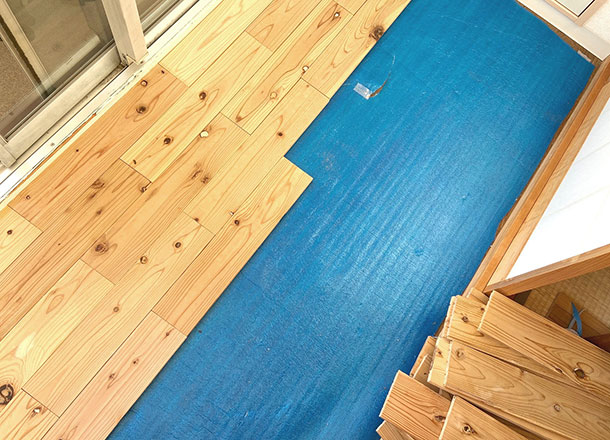 元の床が傷つかないように緩衝材などを先に敷いて、その上に無垢材を組んでいきます。