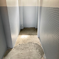 古いビルの元浴室を、使える部屋にリノベーション！その３:壁の塗装と床の準備