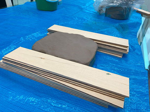 粘土の両脇に「たたら板」と呼ぶ薄い木の板を同じ枚数ずつ置きます