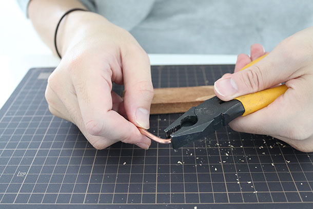 穴あけができたら、真鍮の棒をカットします