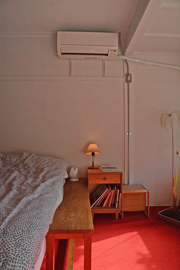 寝室には新たにエアコンも設置