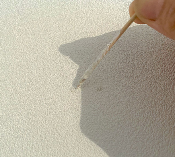 穴がふさがったら壁紙の凹凸感になじむように、つまようじの先端や裏側を使ってトントンしていきました