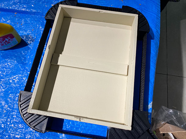 箱の側板の間に渡すように、薄く細長い板を接着します