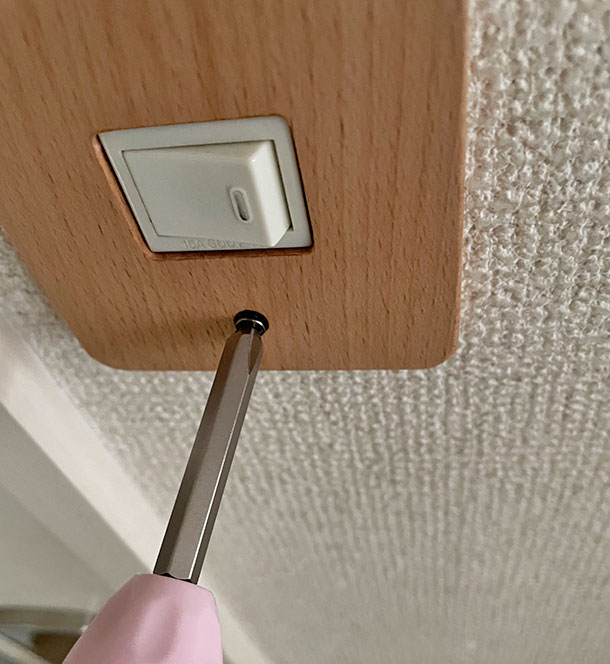 取り外したねじ穴の位置と、木製スイッチプレートのネジ穴の位置が一致していることを確認してからねじで留めます