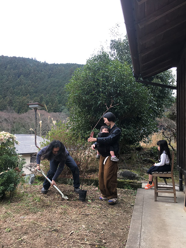 まだひょろひょろの枝みたいな細さの木。植えるために掘っていきます