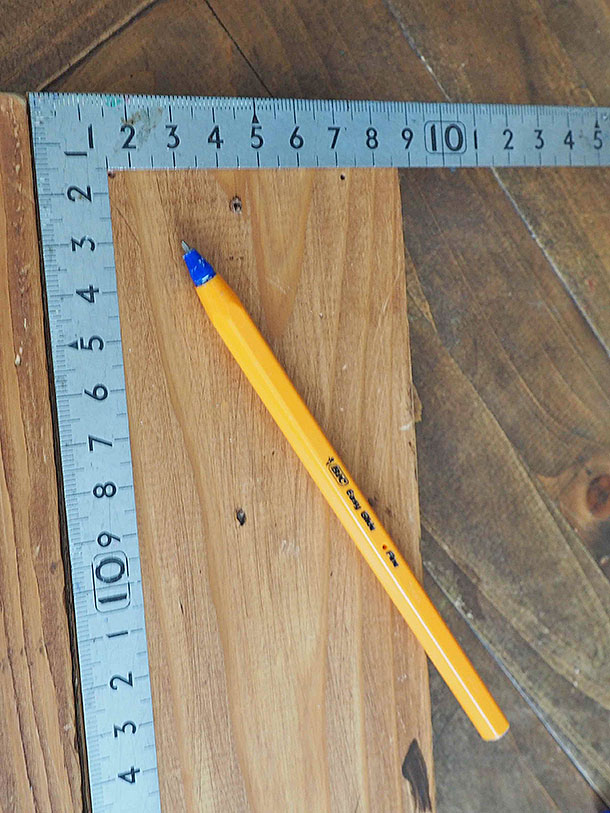 ひっくり返して、表からも釘を打ちます。表は見せることを目的にしているので、さしがねを使って、端から15ミリの位置にボールペンで印を付けて