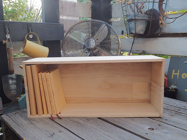 今回は前編です。100円ショップの木材でコミック収納の木箱をこんな感じに作っていきますよ