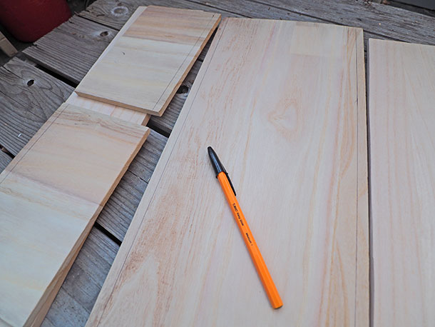 カットした木材を組み立てて木箱にするのですが、ついつい端がずれてしまったりします。写真のように木材の厚みの線を書いておくと、合わせやすいです
