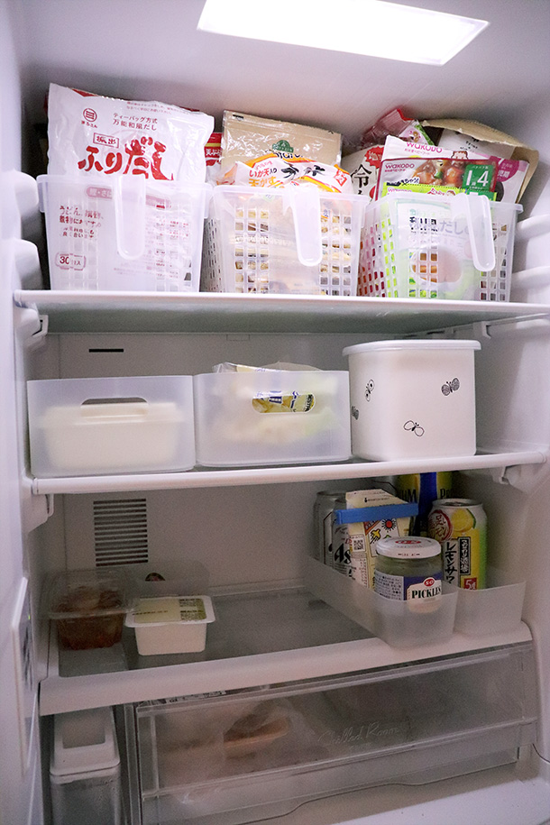 冷蔵庫にぴったり収まるように収納グッズを選んだので、気持ちよく収まってくれました