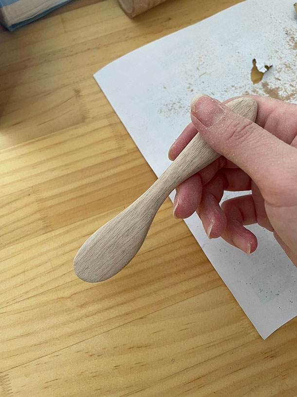 ウッドカトラリーレッスンプログラム』でバターナイフを簡単DIY