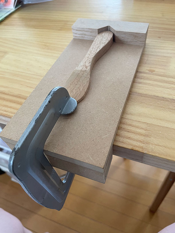 治具を机にセットして、木材を置いたらクランプで机ごと固定