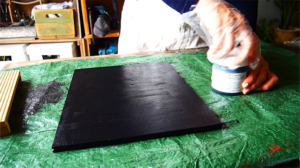 合板にチョークボードペイント（黒板塗料）のブラックを塗ります