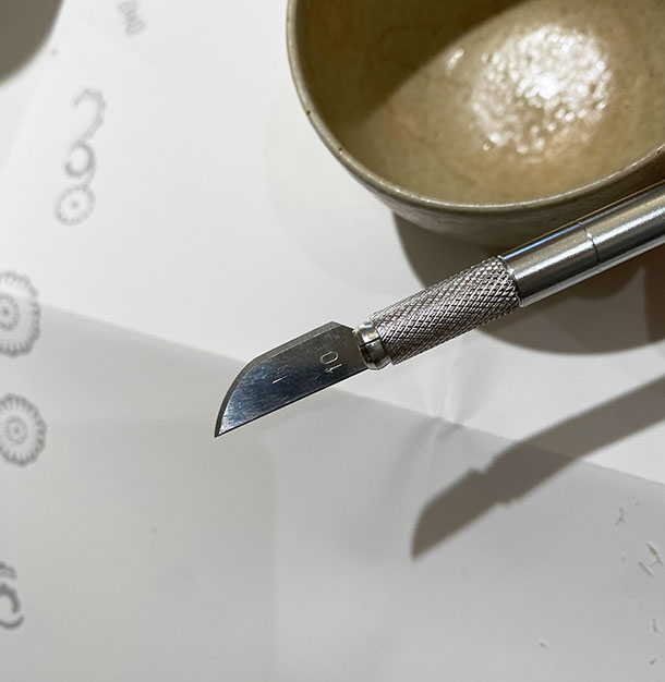 丸い刃が替刃に付いているデザインナイフ