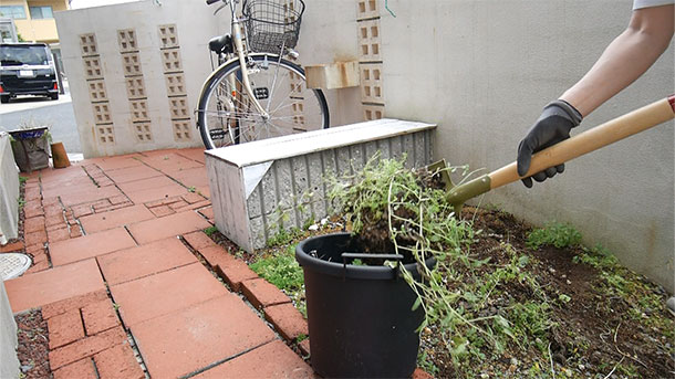 れんがを敷く場所の余分な土をどかします