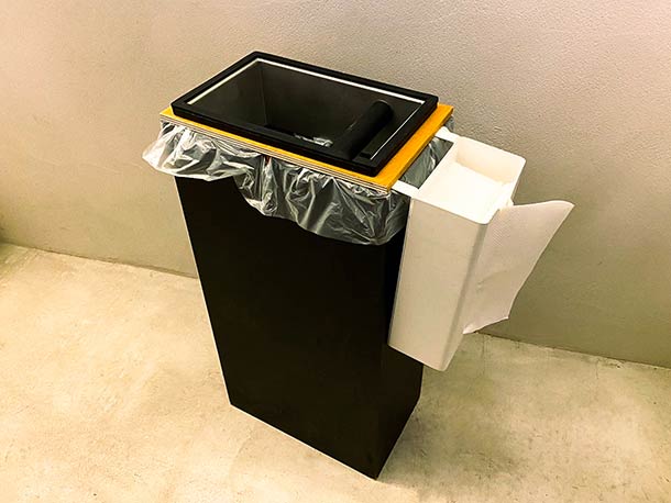 バスケットを拭く用のペーパーホルダーがあると、このゴミ箱だけで一連の作業がよりスマートになりますね