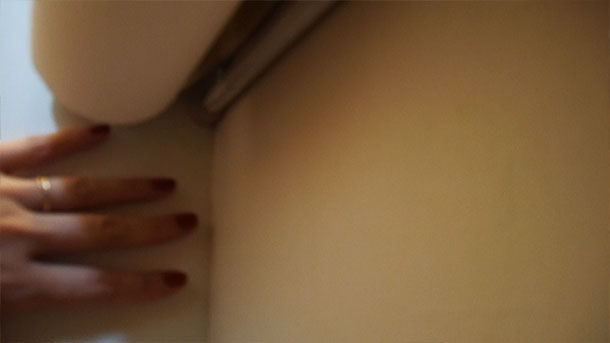 トイレットペーパーホルダーの後ろを通して、手洗い器のキャビネットの壁まで伸ばしました
