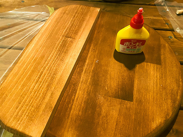 木工用接着剤で天板を丸い板につけます
